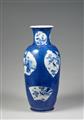 Vase mit puderblauem Fond. Kangxi-Periode (1662–1722) - image-2