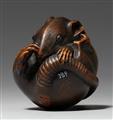 A boxwood netsuke of a coiled rat. Late 19th century - image-1