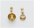 Two 18k gold earrings - image-1