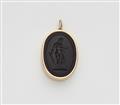 An 18k gold pendant with a paste intaglio - image-1