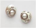 A pair of American sea shell and pearl earclips - image-1