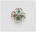A small 18k white gold emerald brooch - image-2