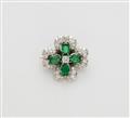 A small 18k white gold emerald brooch - image-1
