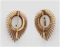 A pair of small 18k gold agate cameo habillé brooches - image-2