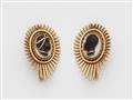 A pair of small 18k gold agate cameo habillé brooches - image-1