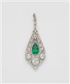 An Art Déco 18k white gold diamond and Colombian emerald pendant - image-2