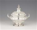 A small Augsburg silver tureen - image-1