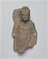 Fragment eines stehenden Bodhisattva. Grauer Schist. Pakistan, Gandhara. 2./3 Jh. - image-2