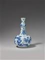 Blau-weiße Flaschenvase. Chongzhen Periode (1628-1644) - image-2