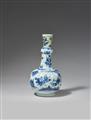 Blau-weiße Flaschenvase. Chongzhen Periode (1628-1644) - image-2