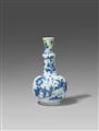 Blau-weiße Flaschenvase. Chongzhen Periode (1628-1644) - image-1