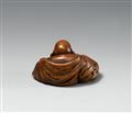A wood netsuke of a laughing Hotei. 19th century - image-2