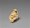 An ivory netsuke of a group of monkeys. Late 19th century - image-1