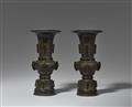 A pair of bronze vases. 17th/18th century - image-1