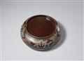 A black lacquer and mother-of-pearl inlaid round box and cover. 17th century - image-2