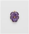An 18k gold and carved amethyst pansy pendant. - image-1
