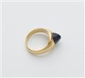A French 18k gold sugarloaf-cut sapphire ring. - image-2