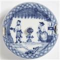 Two Meissen porcelain butter dishes with rare underglaze blue Chinoiserie decor - image-3