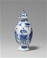 Kleine blau-weiße Lange-Lijzen-Deckelvase. Kangxi-Periode (1662–1722) - image-1