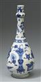 Blau-weiße Flaschenvase. Kangxi-Periode (1662–1722) - image-2