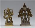 Zwei Mahishasuramardini-Figuren. Gelbmetall. Zentral-Indien, Maharashtra. 19. Jh. - image-2