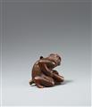 Okimono eines schreienden Affen als glückloser Rattenfänger. Buchsbaum. Mitte 19. Jh. - image-4