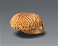 A pale boxwood netsuke of a sunflower by Guy Shaw. Around 1990 - image-2