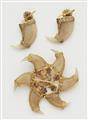 An Indian gilt silver filigree and tiger claw souvenir brooch and pair of earrings. - image-2