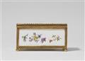 A porcelain snuff box with fruit and vegetable motifs - image-6