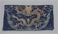 Fragment einer blauen chaopao-Robe. Satinseide. Ära Kangxi (1661-1722) - image-1