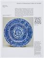 Großer blau-weißer Wappenteller mit dem Wappen der Familie Coelho. Kangxi-Periode (1661–1722), um 1710–1720 - image-3
