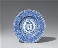 A large blue and white armorial dish with the arms of the Coelho family. Kangxi period (1661–1722), around 1710–1720 - image-1