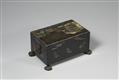 A Nagasaki black lacquer and aogai inlaid lidded box. Around 1830 - image-2