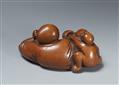 A large boxwood netsuke of a sleeping sarumawashi. Around 1800 - image-2