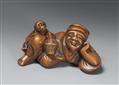 A large boxwood netsuke of a sleeping sarumawashi. Around 1800 - image-1