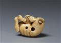 An ivory netsuke of a shishi scratchig itself. Early 19th century - image-5