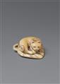 A marine ivory netsuke of a cat on a stiff fan. Around 1800 - image-1