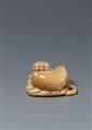 A marine ivory netsuke of a cat on a stiff fan. Around 1800 - image-3