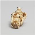 An amusing ivory netsuke of Fukurokuju and karako. 19th century - image-12