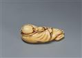 An ivory netsuke of a reclining Hotei. 18th century - image-2