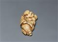 An ivory netsuke of a reclining Hotei. 18th century - image-3