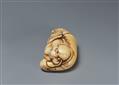 An ivory netsuke of a reclining Hotei. 18th century - image-4