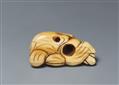 An ivory netsuke of a reclining Hotei. 18th century - image-5