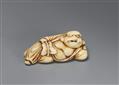 An ivory netsuke of a reclining Hotei. 18th century - image-1