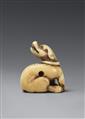 An ivory netsuke of a seated dog. Around 1800 - image-2