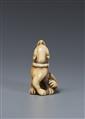 An ivory netsuke of a seated dog. Around 1800 - image-4