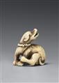 An ivory netsuke of a seated dog. Around 1800 - image-1