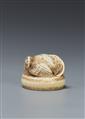 An ivory netsuke of a rooster sitting on a drum. 19th century - image-3