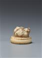 An ivory netsuke of a rooster sitting on a drum. 19th century - image-4