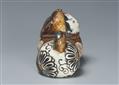 A rare ceramic netsuke of an inubako in the style of Ritsuô. Glazed and lacquered stoneware. 18th century - image-4